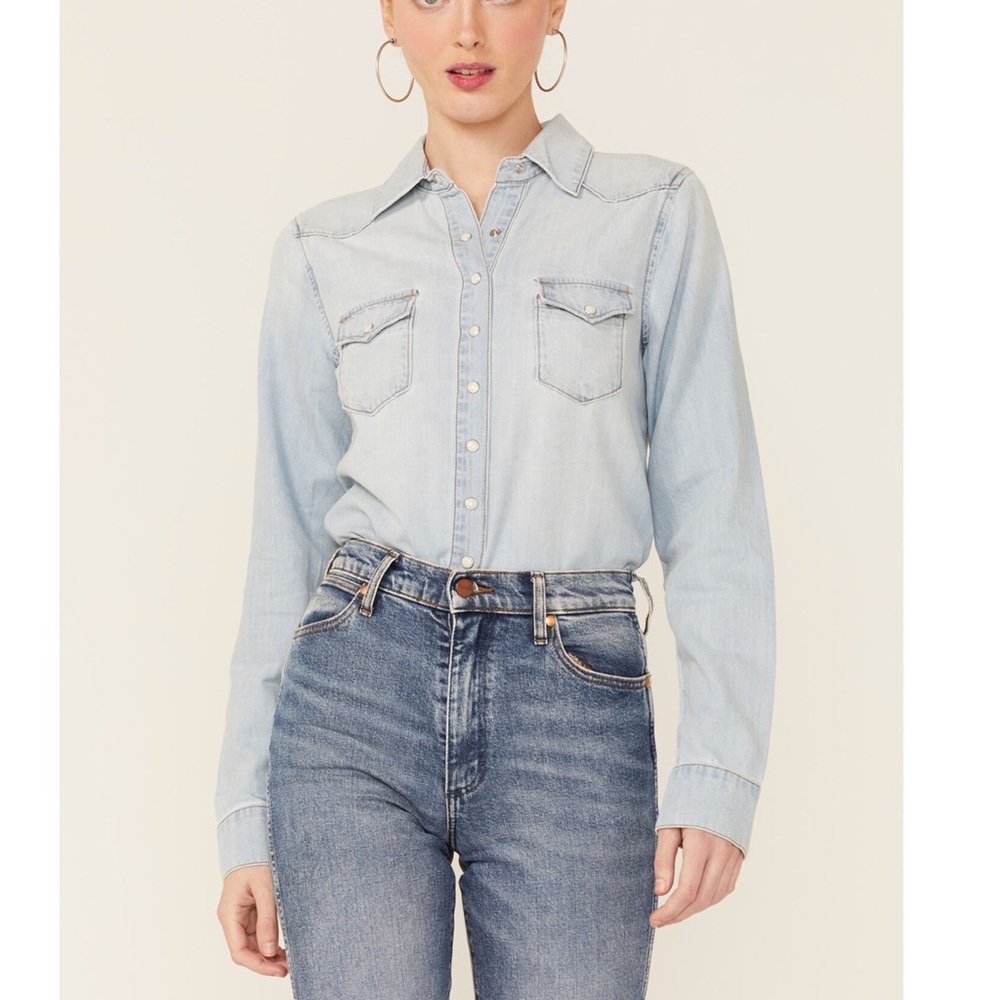 SHYANNE WOMEN'S LIGHT WASH SHY LIFE WESTERN DENIM SHIRT, new w/ tags*, Medium